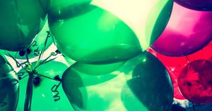 Иркутские школьники перестанут запускать воздушные шары на выпускных - Верблюд в огне