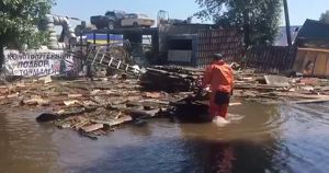 МЧС начало восстанавливать затопленный Тулун. - Верблюд в огне