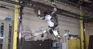 Видео дня: робот Atlas, который умеет кувыркаться и вставать на руки - Верблюд в огне