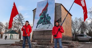 Иркутские активисты вышли на пикет за восстановление памятника борцам революции - Верблюд в огне