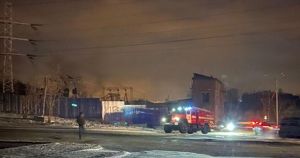 На 16 улицах Иркутска отключили свет из-за пожара на подстанции - Верблюд в огне