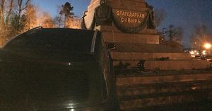 Чиновник, въехавший в памятник Александру III, оплатил восстановление ограды вокруг монумента - Верблюд в огне