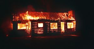 В Зиме сгорело 8 частных домов. Местные власти ввели режим ЧС только после пожара (МЧС на этом настаивали неделю назад) - Верблюд в огне