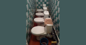В школе Приангарья нашли туалет без перегородок и места для ног. Местный Минобр проводит проверку - Верблюд в огне