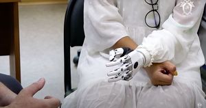 Татуировщице без левого предплечья из Иркутска  установили биомеханический протез - Верблюд в огне