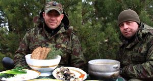 Видео дня: иркутские сотрудники спецназа показали рецепт чая с малиной и ухи - Верблюд в огне