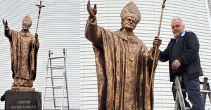 В Иркутске установили статую Папы Римского Иоанна Павла II - Верблюд в огне