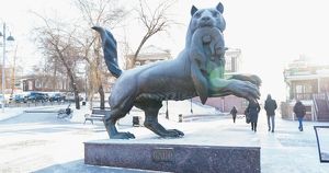 Видео дня: в Иркутске водитель снес ограждение возле скульптуры бабра - Верблюд в огне
