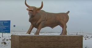 В Приангарье установили шестиметровую статую быка из железобетона - Верблюд в огне