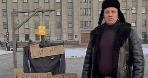 Суд оштрафовал иркутянина на 30 тыс. рублей за виселицу напротив здания правительства - Верблюд в огне