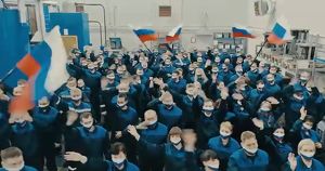 Работники предприятий по всей стране начали записывать ролики в поддержку Путина. Выглядит смешно - Верблюд в огне