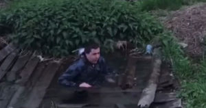 В соцсетях опубликовали видео, где якобы ангарский заключенный ныряет в выгребную яму. ГУФСИН назвало его фейком - Верблюд в огне