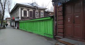 «Максимально нелепо». Заборы в историческом центре Иркутска выкрасили в ярко-зеленый цвет - Верблюд в огне