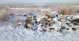 В Иркутске нашли свалку батарей с кислотой: они опасны для людей и почвы