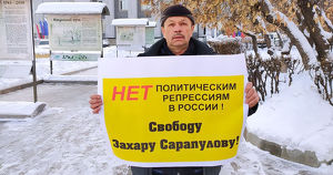 Отец иркутского оппозиционера Захара Сарапулова вышел на пикет