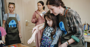 В Иркутске работает творческая мастерская для детей с аутизмом. Ее изделия покупают по всей России - Верблюд в огне