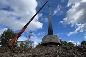На Байкальском кольце установили 25-метровый шпиль стелы «Город трудовой доблести» - Верблюд в огне