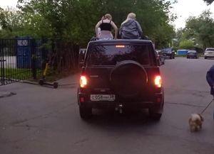 Докатились: в Иркутске оштрафовали водителя, катавшего девушек на крыше внедорожника - Верблюд в огне