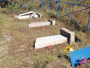 Больше 40 памятников сломали вандалы на кладбище в Введенщине