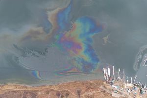 Ущерб от разлива нефтепродуктов в Иркутском водохранилище оценили в 8 млн рублей - Верблюд в огне