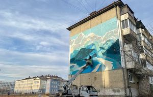 Рисунок «Спящая Ангара» появился в Ангарске на фасаде многоэтажки - Верблюд в огне