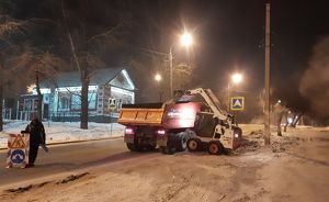 Прошедшей ночью в Иркутске дороги и тротуары очищали более 60 единиц техники и 200 человек