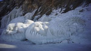 Уникальная выставка ледовых скульптур Olkhon Ice Park открылась в Ольхонском районе - Верблюд в огне