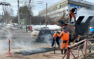 В Иркутске приступили к ямочному ремонту дорог