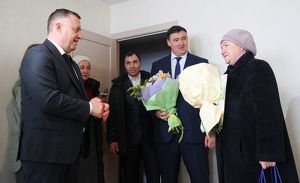 Ключи от новых квартир получили сегодня переселенцы из аварийного жилья и дольщики в Иркутске