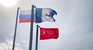На здании правительства Иркутской области установили копию Знамени Победы