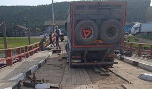 Перегруженный вдвое грузовик повредил мост в Верхоленске - Верблюд в огне