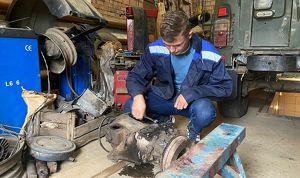 В Железногорске студенты колледжа ремонтируют автомобили для участников СВО