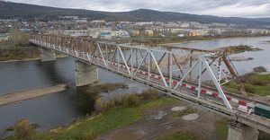 В Усть-Куте начали капитальный ремонт моста через реку Лену - Верблюд в огне