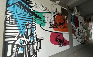 Арку дома на улице Карла Маркса украсили граффити, посвященными истории ИЗТМ - Верблюд в огне