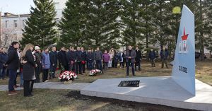 На территории ИАЗ открыли мемориал летчикам, погибшим при крушении Су-30 - Верблюд в огне