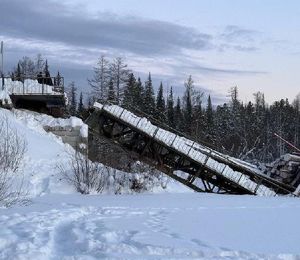 Мост через речку Полива обрушился под грузовиком в Усть-Илимском районе