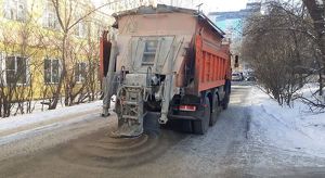 Снежный накат и наледь устраняют на дорогах и тротуарах во всех районах Иркутска - Верблюд в огне