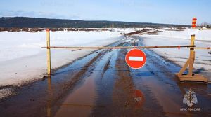 Сразу 14 ледовых переправ закрыли в Иркутской области за сутки
