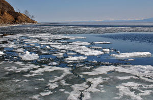 МЧС предостерегает жителей Приангарья от экскурсий по Байкалу во время ледохода