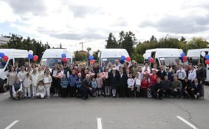 Восемь многодетных семей в Приангарье получили ключи от новых автомобилей