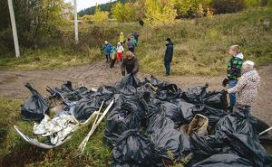 Волонтерам в Иркутске начали выдавать инвентарь для субботника - Верблюд в огне