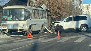 Сотрудник автомойки в Иркутске поехал завтракать на джипе клиента и разбил его