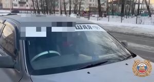 Автоледи в Нижнеудинске ездила с матерной наклейкой на лобовом стекле