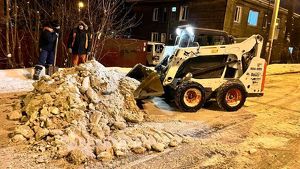 Более 6 тысяч тонн снега вывезли в праздничные дни с улиц Иркутска - Верблюд в огне