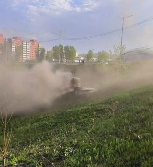 На Старокузьмихинской в Иркутске горят пластиковые трубы ливневой канализации