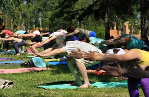 На бесплатную йогу приглашают иркутян 21 июня