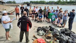 Урна, телефон, самокаты: фридайверы собрали мусор со дна Ангары в Иркутске