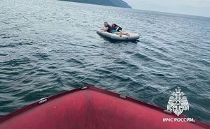 Мужчину с дочкой на полкилометра унесло в Байкал на надувном матрасе