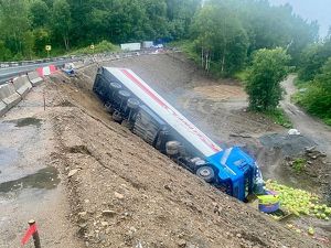 Фуру с арбузами достают из кювета в Слюдянском районе: на трассе затруднения