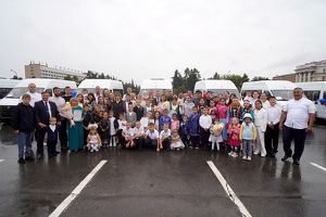 Восьми многодетным семьям в Приангарье вручили автомобили